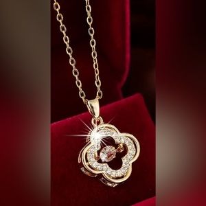 Crystal Necklace Fashion jewelry, floating middle crystal